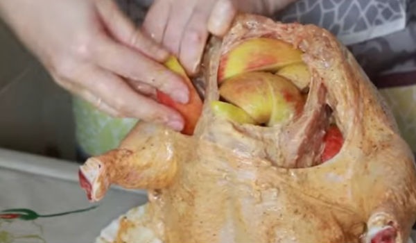 Курица в духовке с яблоками