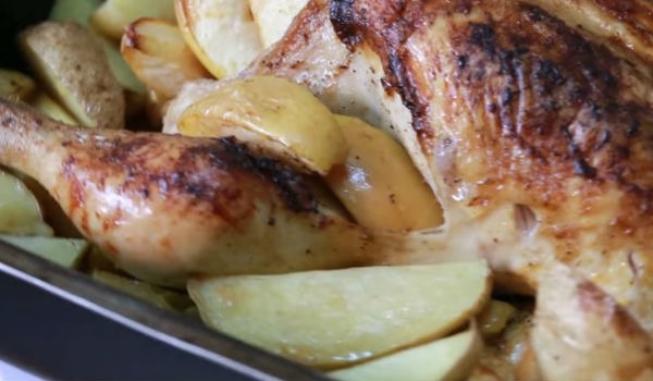 Курица в духовке с яблоками