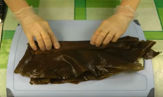 Солим по вкусу, перемешиваем и снимаем с огня