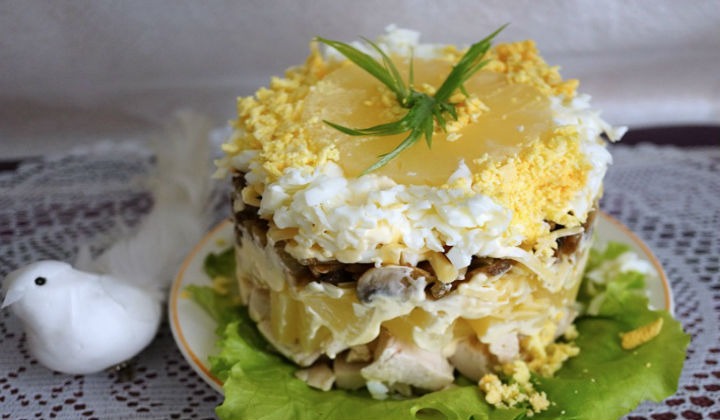 Салат из ананасов с грибами и сыром