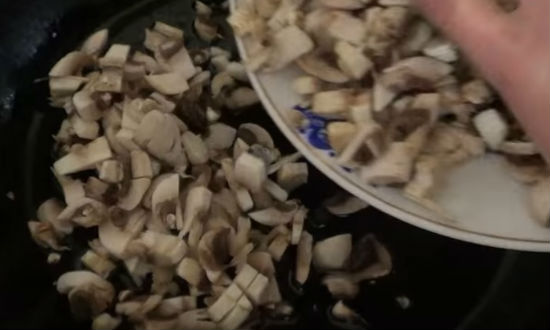 обжариваем грибы на сковороде
