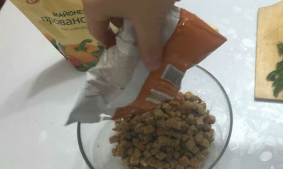 Салат с фасолью и сухариками