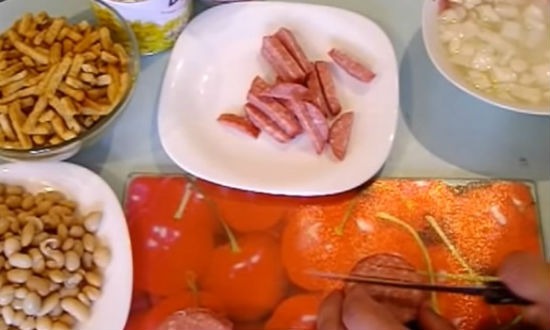 Салат с фасолью и колбасой