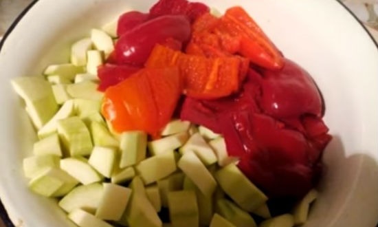 порезанные овощи для аджики