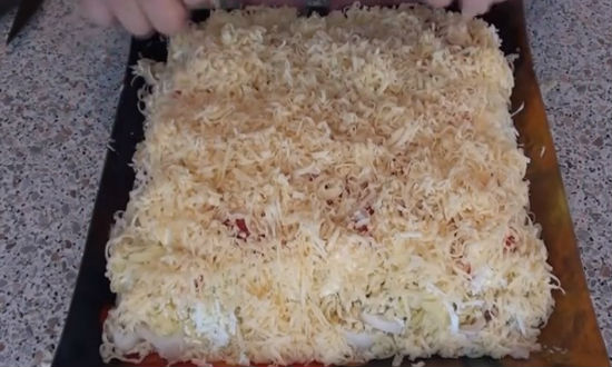 Обсыпаем салат сыром