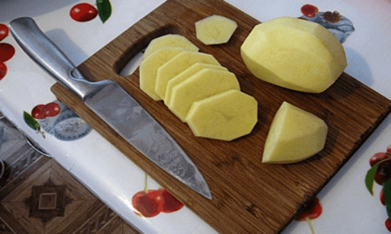 картофель режем кружочками