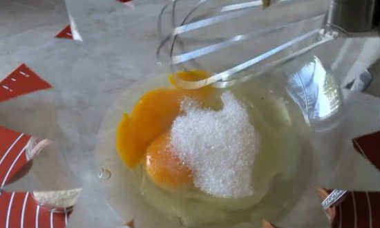 Соединяем яйца с сахаром