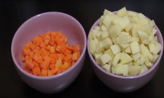 резаные морковь, картофель