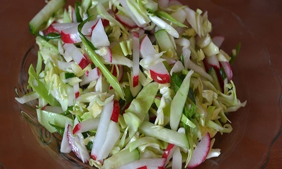 Салат с капустой и редисом