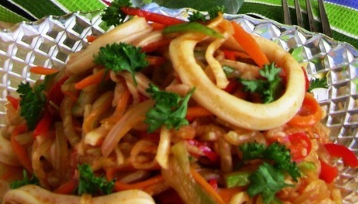 Острый салат с кальмарами Острый салат с кальмарами